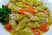 Zeytinyağlı pırasa, Türk mutfağının klasik ve sağlıklı yemeklerinden biri olarak dikkat çeker. Özellikle kış aylarında sofralarda sıkça yer alan pırasa, besleyici özelliği ve hafifliği ile öne çıkar. Zeytinyağının verdiği yumuşak lezzet, pırasanın kendine özgü aromasını dengeler ve bu yemeği hem hafif hem de doyurucu bir seçenek hâline getirir. Konulu bir haber görseli.