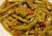 Zeytinyağlı taze fasulye, Türk mutfağının hafif ve besleyici yemeklerinden biri olarak öne çıkar. Özellikle yaz aylarında taze fasulyelerin en bol olduğu dönemde sofralarda sıkça yer alır. Fasulye, lif ve protein açısından zengin bir baklagil olmasıyla, zeytinyağlı tariflerde hem lezzet hem de sağlık sunar. Konulu bir haber görseli.