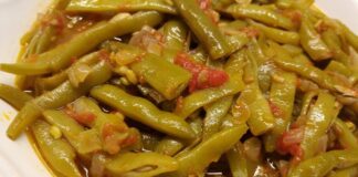 Zeytinyağlı taze fasulye, Türk mutfağının hafif ve besleyici yemeklerinden biri olarak öne çıkar. Özellikle yaz aylarında taze fasulyelerin en bol olduğu dönemde sofralarda sıkça yer alır. Fasulye, lif ve protein açısından zengin bir baklagil olmasıyla, zeytinyağlı tariflerde hem lezzet hem de sağlık sunar. Konulu bir haber görseli.