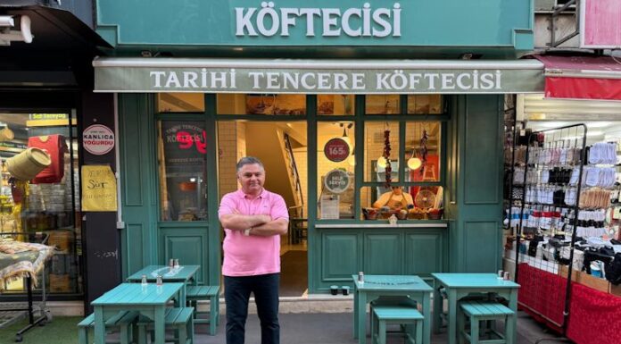 Tayfun Küçüktüzüner ile Tarihi Tencere Köftecisi Pendik’te!. Franchise işletmecisi Tayfun Küçüktüzüner, açılışla ilgili yaptığı açıklamada şu ifadelere yer verdi: “Pendik’te bu markayı temsil etmekten büyük gurur duyuyorum. Tarihi Tencere Köftecisi, sadece bir köfte markası değil; aynı zamanda Türk mutfağının köklü değerlerini koruyarak geleceğe taşıyan bir lezzet hareketi. Kaliteli ürün, güler yüzlü hizmet ve hijyenik ortam ilkelerimizle Pendik halkına unutulmaz bir deneyim sunmayı amaçlıyoruz.” Dedi Haber Görseli.