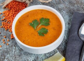 Türkiye’nin en köklü çorba geleneklerinden biri olan Ezogelin çorbası, hem hikâyesi hem de besleyici yapısıyla son yıllarda yeniden yükselişe geçti. Gaziantep’in Oğuzeli ilçesinden tüm ülkeye yayılan bu özel çorba, yalnızca damak tadıyla değil, arkasındaki duygusal anlatıyla da halk arasında ayrı bir değer görüyor. Çevrim içi tarif platformlarında ve sosyal medya içeriklerinde popülerleşen Ezogelin çorbası, bugün özellikle gençlerin de ilgi duyduğu klasiklerden biri haline geldi. Restoranlardan ev mutfaklarına kadar uzanan bu geniş ilgi, çorbanın geleneksel kimliğini koruyarak modern mutfaklarda da güçlü bir yer edindiğini gösteriyor. Konulu bir haber görseli.