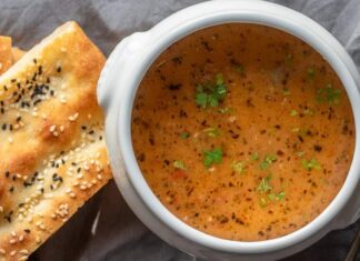 Türkiye’nin en köklü geleneklerinden biri olan tarhana çorbası, son yıllarda yeniden yükselişe geçen klasik tatlar arasında dikkat çekiyor. Anadolu’nun yüzlerce yıllık fermente gıda kültürünün en güçlü temsilcilerinden biri olan tarhana, özellikle kış aylarının yaklaşmasıyla birlikte hem ev mutfaklarında hem de restoranlarda daha fazla tercih edilmeye başlandı. Uzmanlar, tarhananın doğal fermantasyon süreci sayesinde güçlü bir probiyotik kaynağı olduğunu belirtiyor ve bu nedenle özellikle soğuk havalarda bağışıklık sistemini desteklediğini vurguluyor. Sağlıklı beslenme trendlerinin artmasıyla birlikte tarhana çorbası hem geleneksel hem de modern bir şifa kaynağı olarak yeniden gündemde. Konulu bir haber görseli.