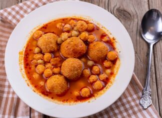 Analı kızlı çorba, Türk mutfağının zengin çorba çeşitleri arasında özel bir yere sahip. Özellikle Gaziantep ve çevresinde köklü bir geleneğe sahip olan bu çorba, hem doyurucu hem de besleyici özellikleriyle sofraların baş tacı oluyor. İçerdiği kuzu eti, bulgur ve baharatlarla hem lezzet hem de aroma açısından zengin bir deneyim sunuyor. Son yıllarda restoran menülerinde de sıklıkla yer alması, bu yöresel çorbanın popülerliğini artırmış durumda. Konulu bir haber görseli.