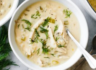 Yunan mutfağının en zarif ve karakteristik çorbalarından biri olan Avgolemono, hem ev sofralarında hem de restoran menülerinde son yıllarda giderek popülerleşiyor. Limonun ferahlatıcı aroması, yumurta ile oluşturulan kremamsı dokusu ve tavuk suyu ile birleşen dengeli tadı, bu çorbayı dünya mutfaklarında eşsiz bir konuma taşıyor. Türkiye’de de gastronomi meraklılarının ilgisini çeken Avgolemono, hem besleyici hem de lezzetli bir alternatif sunuyor. Bu çorba, Yunan mutfağının zarif tatlarını modern dünyaya tanıtan önemli bir lezzet olarak öne çıkıyor. Konulu bir haber görseli