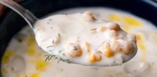 Ayranaşı çorbası, Türk mutfağının özellikle yaz aylarında öne çıkan yöresel çorbalarından biri olarak dikkat çekiyor. Yoğurt ve unun birleşimiyle hazırlanan bu çorba, hem hafif hem de besleyici özellikleriyle sofralarda tercih ediliyor. Geleneksel tarifler kuşaktan kuşağa aktarılırken, modern mutfaklarda da yeniden yorumlanıyor. Ayranaşı çorbası, özellikle serinletici etkisi ve hafif yapısıyla kış aylarının yanı sıra yaz menülerinde de sıkça yer alıyor. Konulu bir haber görseli.