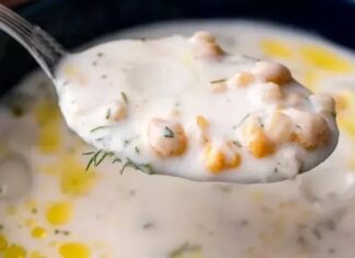 Ayranaşı çorbası, Türk mutfağının özellikle yaz aylarında öne çıkan yöresel çorbalarından biri olarak dikkat çekiyor. Yoğurt ve unun birleşimiyle hazırlanan bu çorba, hem hafif hem de besleyici özellikleriyle sofralarda tercih ediliyor. Geleneksel tarifler kuşaktan kuşağa aktarılırken, modern mutfaklarda da yeniden yorumlanıyor. Ayranaşı çorbası, özellikle serinletici etkisi ve hafif yapısıyla kış aylarının yanı sıra yaz menülerinde de sıkça yer alıyor. Konulu bir haber görseli.