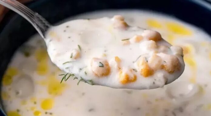 Ayranaşı çorbası, Türk mutfağının özellikle yaz aylarında öne çıkan yöresel çorbalarından biri olarak dikkat çekiyor. Yoğurt ve unun birleşimiyle hazırlanan bu çorba, hem hafif hem de besleyici özellikleriyle sofralarda tercih ediliyor. Geleneksel tarifler kuşaktan kuşağa aktarılırken, modern mutfaklarda da yeniden yorumlanıyor. Ayranaşı çorbası, özellikle serinletici etkisi ve hafif yapısıyla kış aylarının yanı sıra yaz menülerinde de sıkça yer alıyor. Konulu bir haber görseli.