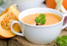 Balkabağı çorbası, sonbaharın başlamasıyla birlikte Türkiye’nin pek çok mutfağında yeniden popülerleşen lezzetler arasında yerini aldı. Hem hafif yapısı hem de besleyici özellikleriyle bilinen bu çorba, özellikle soğuk havalarda tercih ediliyor. Uzmanlar, balkabağı çorbası tüketiminin bağışıklık sistemini desteklediğini ve vücuda enerji verdiğini belirtiyor. Ayrıca son yıllarda restoran menülerinde daha fazla yer almaya başlaması da bu yükselişin dikkat çekici bir göstergesi olarak değerlendiriliyor. Konulu bir haber görseli.