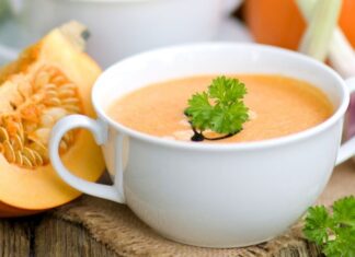 Balkabağı çorbası, sonbaharın başlamasıyla birlikte Türkiye’nin pek çok mutfağında yeniden popülerleşen lezzetler arasında yerini aldı. Hem hafif yapısı hem de besleyici özellikleriyle bilinen bu çorba, özellikle soğuk havalarda tercih ediliyor. Uzmanlar, balkabağı çorbası tüketiminin bağışıklık sistemini desteklediğini ve vücuda enerji verdiğini belirtiyor. Ayrıca son yıllarda restoran menülerinde daha fazla yer almaya başlaması da bu yükselişin dikkat çekici bir göstergesi olarak değerlendiriliyor. Konulu bir haber görseli.