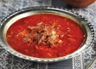 Beyran çorbası, Gaziantep başta olmak üzere Güneydoğu Anadolu mutfağının en önemli yöresel çorbalarından biridir. Et suyu ve pirinçle hazırlanan bu çorba, sarımsak ve kırmızı biberin eşsiz aromasıyla sofralara güçlü bir tat kazandırır. Özellikle kahvaltılarda ve sabah öğünlerinde tercih edilen beyran çorbası, hem doyurucu hem de besleyici yapısıyla öne çıkar. Yöresel mutfaklarda nesiller boyunca yapılan tarifler, bu çorbanın geleneksel özelliklerini korumasını sağlar. Konulu bir haber görseli.