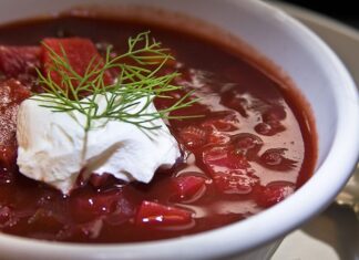 Doğu Avrupa mutfağının en ikonik çorbalarından biri olan Borscht, son yıllarda gastronomi dünyasında yeniden popülerleşiyor. Özellikle kırmızı pancarın yoğun rengini ve tatlı-ekşi aromalarını bir araya getiren bu çorba, hem geleneksel sofraların hem de modern restoran menülerinin vazgeçilmez bir parçası hâline geldi. Besleyici içeriği ve doyurucu yapısıyla bilinen Borscht, sadece Doğu Avrupa’da değil, dünya çapında da tanınan bir lezzet olarak öne çıkıyor. Türkiye’de de son yıllarda artan gastronomi ilgisi sayesinde bu çorba mutfaklarda yerini almış durumda. Konulu bir haber görseli.