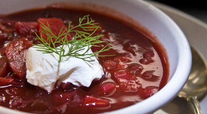 Borscht Doğu Avrupa’nın Kırmızı Lezzeti Dünya Mutfağında Yükseliyor Doğu Avrupa mutfağının en ikonik çorbalarından biri olan Borscht, son yıllarda gastronomi dünyasında yeniden popülerleşiyor. Özellikle kırmızı pancarın yoğun rengini ve tatlı-ekşi aromalarını bir araya getiren bu çorba, hem geleneksel sofraların hem de modern restoran menülerinin vazgeçilmez bir parçası hâline geldi. Besleyici içeriği ve doyurucu yapısıyla bilinen Borscht, sadece Doğu Avrupa’da değil, dünya çapında da tanınan bir lezzet olarak öne çıkıyor. Türkiye’de de son yıllarda artan gastronomi ilgisi sayesinde bu çorba mutfaklarda yerini almış durumda. Konulu bir haber görseli.