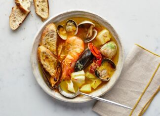 Fransa’nın güney sahillerinde doğan Bouillabaisse, yüzyıllardır Akdeniz mutfak kültürünün en önemli simgelerinden biri olarak biliniyor. Marsilya balıkçıları tarafından geliştirilen bu özel yemek, hem köklü tarihi hem de aromatik yapısıyla son yıllarda yeniden uluslararası arenada büyük bir popülerlik kazandı. Özellikle gastronomi dünyasında artan özgün tarif arayışı, Bouillabaisse gibi geleneksel lezzetleri yeniden öne çıkarıyor. Akdeniz’in karakteristik dokusunu yansıtan çorba, içerdiği taze balıklar, kabuklular ve aromatik sebzelerle hem besleyici hem de kültürel bir değer taşıyor. Konulu bir haber görseli.