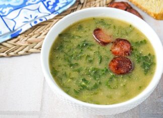 Portekiz mutfağının en sevilen geleneksel çorbalarından biri olan Caldo Verde, sade malzemelerle büyük bir lezzet sunmasıyla biliniyor. Hem doyurucu hem besleyici olması sayesinde sadece Portekiz’de değil, dünyanın farklı mutfaklarında da ilgi görmeye başlayan bu özel çorba, özellikle son yıllarda gastronomi meraklılarının dikkatini çekiyor. Yumuşacık dokusu, hafif dumanlı aroması ve ferahlatıcı bitkisel tadıyla Caldo Verde, gastronomik açıdan kültürel bir miras niteliği taşıyor. Konulu bir haber görseli.