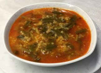 Çiriş otu çorbası, özellikle bahar aylarında Anadolu’nun birçok bölgesinde sofraları süsleyen geleneksel ve şifalı bir lezzet olarak öne çıkıyor. Doğal olarak dağlarda yetişen çiriş otu, hem besleyici yapısı hem de aromatik tadıyla biliniyor. Bu değerli bitki, özellikle Doğu ve İç Anadolu bölgelerinde yaygın olarak tüketiliyor ve çorba formunda en sağlıklı hâline ulaşıyor. Çiriş otu çorbası, baharın gelmesiyle birlikte pazarlarda satışa sunulan taze çiriş otları sayesinde daha çok gündeme geliyor ve yöresel mutfağın önemli temsilcilerinden biri olmaya devam ediyor. Konulu bir haber görseli.