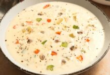 Amerikan mutfağının ikonik lezzetlerinden biri olan Clam Chowder, son yıllarda hem restoran menülerinde hem de ev yapımı tariflerde yeniden yükselişe geçti. Özellikle deniz ürünlerini sevenlerin favorisi hâline gelen bu kremamsı çorba, kökeni itibarıyla Atlantik kıyılarına dayanıyor. Lezzet olarak yoğun, dokusu bakımından doyurucu olan Clam Chowder, bugün dünya çapında bilinen bir tat hâline gelmiş durumda. Türkiye’de de gastronomi meraklılarının ilgisini çeken bu özel çorba, kendine özgü kıvamı ve aromasıyla farklı damaklara hitap etmeyi başarıyor. Konulu bir haber görseli.