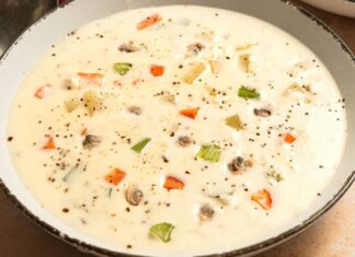 Amerikan mutfağının ikonik lezzetlerinden biri olan Clam Chowder, son yıllarda hem restoran menülerinde hem de ev yapımı tariflerde yeniden yükselişe geçti. Özellikle deniz ürünlerini sevenlerin favorisi hâline gelen bu kremamsı çorba, kökeni itibarıyla Atlantik kıyılarına dayanıyor. Lezzet olarak yoğun, dokusu bakımından doyurucu olan Clam Chowder, bugün dünya çapında bilinen bir tat hâline gelmiş durumda. Türkiye’de de gastronomi meraklılarının ilgisini çeken bu özel çorba, kendine özgü kıvamı ve aromasıyla farklı damaklara hitap etmeyi başarıyor. Konulu bir haber görseli.