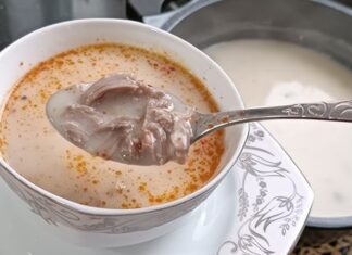 Kış aylarının vazgeçilmez çorbalarından biri olan dana gerdan çorbası, hem doyurucu hem de besleyici yapısıyla sofraların baş tacı olarak öne çıkıyor. Özellikle soğuk günlerde sıcak bir başlangıç sunan bu çorba, içerdiği dana gerdan ve çeşitli sebzeler sayesinde hem lezzet hem de sağlık açısından zengin bir alternatif oluşturuyor. Evde kolayca hazırlanabilmesi ve uzun süre tok tutması, tarifin tercih edilme sebeplerinden sadece birkaçını oluşturuyor. Geleneksel tariflerin modern mutfaklarda yeniden yorumlanması, dana gerdan çorbasını hem klasik hem de yaratıcı bir seçenek hâline getirmiş durumda. Konulu bir haber görseli.