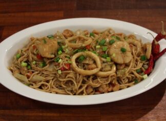 Deniz mahsullü noodle çorbası, dünya mutfakları arasında son yıllarda popülerliği hızla artan tariflerden biri olarak öne çıkıyor. Özellikle deniz ürünlerini sevenler için eşsiz bir lezzet sunan bu çorba, hem besleyici hem de pratik yapısıyla mutfakların vazgeçilmezlerinden biri haline geliyor. Noodle ve deniz mahsulleri kombinasyonu, farklı kültürlerin mutfak anlayışını bir araya getirerek damaklarda unutulmaz bir tat bırakıyor. Konulu bir haber görseli.