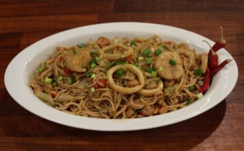 Deniz mahsullü noodle çorbası, dünya mutfakları arasında son yıllarda popülerliği hızla artan tariflerden biri olarak öne çıkıyor. Özellikle deniz ürünlerini sevenler için eşsiz bir lezzet sunan bu çorba, hem besleyici hem de pratik yapısıyla mutfakların vazgeçilmezlerinden biri haline geliyor. Noodle ve deniz mahsulleri kombinasyonu, farklı kültürlerin mutfak anlayışını bir araya getirerek damaklarda unutulmaz bir tat bırakıyor. Konulu bir haber görseli.