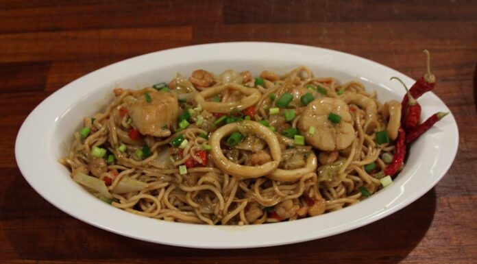 Deniz mahsullü noodle çorbası, dünya mutfakları arasında son yıllarda popülerliği hızla artan tariflerden biri olarak öne çıkıyor. Özellikle deniz ürünlerini sevenler için eşsiz bir lezzet sunan bu çorba, hem besleyici hem de pratik yapısıyla mutfakların vazgeçilmezlerinden biri haline geliyor. Noodle ve deniz mahsulleri kombinasyonu, farklı kültürlerin mutfak anlayışını bir araya getirerek damaklarda unutulmaz bir tat bırakıyor. Konulu bir haber görseli.