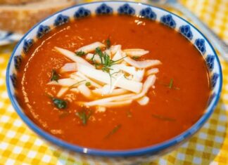 Türk mutfağının en sevilen ve en sık tüketilen çorbalarından biri olan domates çorbası, hem hafif yapısıyla hem de pratik hazırlanışıyla bu kış yine sofraların yıldızı oldu. Mevsim fark etmeksizin yıl boyunca tüketilebilse de özellikle soğuk günlerde sıcak bir kâse domates çorbası pek çok kişi için hem doyurucu hem de rahatlatıcı bir seçenek sunuyor. Uzmanlara göre içerdiği vitaminler sayesinde bağışıklığı destekleyen bu çorba, özellikle doğal ve taze malzemelerle hazırlandığında sağlık açısından önemli katkılar sağlıyor. Konulu bir haber görseli.