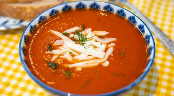 Türk mutfağının en sevilen ve en sık tüketilen çorbalarından biri olan domates çorbası, hem hafif yapısıyla hem de pratik hazırlanışıyla bu kış yine sofraların yıldızı oldu. Mevsim fark etmeksizin yıl boyunca tüketilebilse de özellikle soğuk günlerde sıcak bir kâse domates çorbası pek çok kişi için hem doyurucu hem de rahatlatıcı bir seçenek sunuyor. Uzmanlara göre içerdiği vitaminler sayesinde bağışıklığı destekleyen bu çorba, özellikle doğal ve taze malzemelerle hazırlandığında sağlık açısından önemli katkılar sağlıyor. Konulu bir haber görseli.