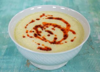 Türkiye’nin geleneksel yemek kültürü denildiğinde akla gelen ilk çorbalardan biri olan düğün çorbası, köklü geçmişi ve yoğun aromasıyla hem ev sofralarında hem de restoran menülerinde yeniden yükselişe geçti. Özellikle et suyunun zengin lezzetiyle harmanlanan çorba, yörelere göre farklılık gösteren yapısıyla kültürel çeşitliliği en iyi temsil eden tatlardan biri olarak dikkat çekiyor. Günümüzde yalnızca düğünlerde değil, günlük yaşamın birçok farklı noktasında tercih edilen bu geleneksel lezzet, kış mevsiminin de en çok tüketilen çorbalarından biri hâline geldi. Konulu bir haber görseli.