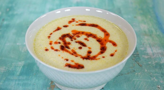 Türkiye’nin geleneksel yemek kültürü denildiğinde akla gelen ilk çorbalardan biri olan düğün çorbası, köklü geçmişi ve yoğun aromasıyla hem ev sofralarında hem de restoran menülerinde yeniden yükselişe geçti. Özellikle et suyunun zengin lezzetiyle harmanlanan çorba, yörelere göre farklılık gösteren yapısıyla kültürel çeşitliliği en iyi temsil eden tatlardan biri olarak dikkat çekiyor. Günümüzde yalnızca düğünlerde değil, günlük yaşamın birçok farklı noktasında tercih edilen bu geleneksel lezzet, kış mevsiminin de en çok tüketilen çorbalarından biri hâline geldi. Konulu bir haber görseli.