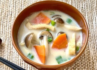 Dünya mutfağı, farklı kültürlerin kendine özgü tatlarını yansıtan en önemli gastronomi alanlarından biri olarak kabul ediliyor. Çorbalar ise bu kültürel mirasın başlangıç noktalarından biri hâline gelmiş durumda. Sıcak, soğuk, kremalı, ekşi, baharatlı veya fermente… Her ülke kendi tarihini ve yaşam tarzını çorbalarına yansıtarak benzersiz bir gastronomik kimlik oluşturuyor. Bu lezzetlerin günümüzde dünya genelinde giderek yaygınlaşması, insanların sadece yemek yemekten ziyade bir kültür yolculuğuna çıkmak istediğini de gösteriyor. Çorbaların taşıdığı anlam ve dokular, globalleşen mutfaklarda hem restoranların hem de evlerin vazgeçilmez bir parçası hâline gelmeye devam ediyor. Konulu bir haber görseli.