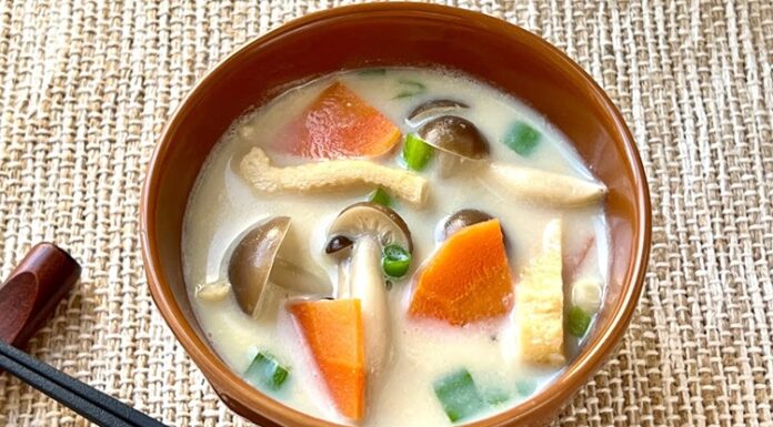 Dünya Çorbalarının Yükselen Lezzet Yolculuğu Dünya mutfağı, farklı kültürlerin kendine özgü tatlarını yansıtan en önemli gastronomi alanlarından biri olarak kabul ediliyor. Çorbalar ise bu kültürel mirasın başlangıç noktalarından biri hâline gelmiş durumda. Sıcak, soğuk, kremalı, ekşi, baharatlı veya fermente… Her ülke kendi tarihini ve yaşam tarzını çorbalarına yansıtarak benzersiz bir gastronomik kimlik oluşturuyor. Bu lezzetlerin günümüzde dünya genelinde giderek yaygınlaşması, insanların sadece yemek yemekten ziyade bir kültür yolculuğuna çıkmak istediğini de gösteriyor. Çorbaların taşıdığı anlam ve dokular, globalleşen mutfaklarda hem restoranların hem de evlerin vazgeçilmez bir parçası hâline gelmeye devam ediyor. Konulu bir haber görseli.