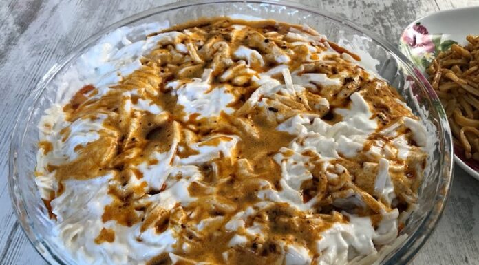 Erişte ve Mantı gibi Türk mutfağının köklü lezzetleri ile İtalyan gastronomisinin yedi ikonik yemeği (Makarna Graten, Tagliatelle, Ravioli, Fettucine Alfredo, Fırında Lazanya, Penne Arabiata, Spagetti Bolonez) arasındaki kültürel ve mutfak benzerlikleri ve farklılıkları, hamur işlerinin evrensel çekiciliğini kanıtlar niteliktedir. Bu geniş kapsamlı haberimizde, Anadolu’dan İtalya’ya uzanan bu lezzet köprüsünü inceliyor, her bir yemeğin tarihini, hazırlanışını ve sofralardaki yerini detaylı bir şekilde karşılaştırıyoruz. Bu dokuz başyapıt, makarna ve doldurulmuş hamur işlerinin zengin çeşitliliğini ve derin kültürel mirasını gözler önüne seriyor. Konulu bir haber görseli.