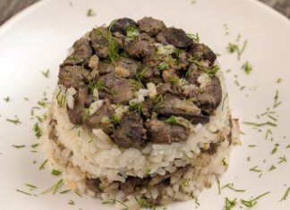 Etli Pilav, Türk mutfağının baş tacı olarak, makarna ve hamur işleriyle birlikte dünya gastronomisinin doyuruculuk ve lezzet arayışını temsil eder. Sebzeli Makarna, Kıymalı Makarna, Erişte ve Mantı gibi Türk klasikleri ile İtalyan mutfağının sekiz ikonik yemeği (Makarna Graten, Tagliatelle, Ravioli, Fettucine Alfredo, Fırında Lazanya, Penne Arabiata, Spagetti Bolonez) arasındaki kültürel farklılıklar ve benzerlikler, ana yemek kültürünün zenginliğini ortaya koyar. Bu kapsamlı haberimizde, pirinç ve hamur merkezli bu on bir başyapıtın tarihini, hazırlanışını ve sofralardaki yerini detaylıca inceliyoruz. Konulu bir haber görseli.