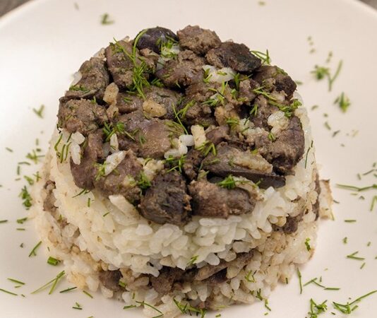 Etli Pilav, Türk mutfağının baş tacı olarak, makarna ve hamur işleriyle birlikte dünya gastronomisinin doyuruculuk ve lezzet arayışını temsil eder. Sebzeli Makarna, Kıymalı Makarna, Erişte ve Mantı gibi Türk klasikleri ile İtalyan mutfağının sekiz ikonik yemeği (Makarna Graten, Tagliatelle, Ravioli, Fettucine Alfredo, Fırında Lazanya, Penne Arabiata, Spagetti Bolonez) arasındaki kültürel farklılıklar ve benzerlikler, ana yemek kültürünün zenginliğini ortaya koyar. Bu kapsamlı haberimizde, pirinç ve hamur merkezli bu on bir başyapıtın tarihini, hazırlanışını ve sofralardaki yerini detaylıca inceliyoruz. Konulu bir haber görseli.