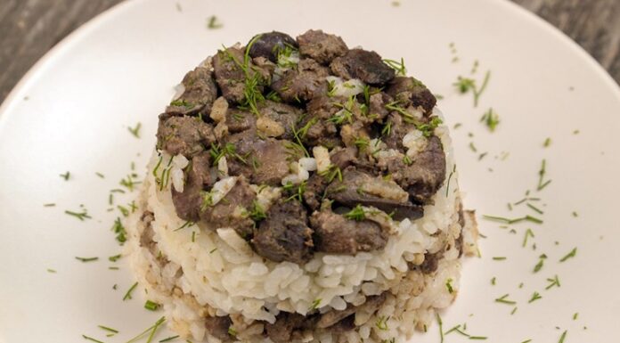Dünyanın Sofraları Etli Pilavdan İtalyan Makarnalarına Ana Yemeklerin Evrimi Etli Pilav, Türk mutfağının baş tacı olarak, makarna ve hamur işleriyle birlikte dünya gastronomisinin doyuruculuk ve lezzet arayışını temsil eder. Sebzeli Makarna, Kıymalı Makarna, Erişte ve Mantı gibi Türk klasikleri ile İtalyan mutfağının sekiz ikonik yemeği (Makarna Graten, Tagliatelle, Ravioli, Fettucine Alfredo, Fırında Lazanya, Penne Arabiata, Spagetti Bolonez) arasındaki kültürel farklılıklar ve benzerlikler, ana yemek kültürünün zenginliğini ortaya koyar. Bu kapsamlı haberimizde, pirinç ve hamur merkezli bu on bir başyapıtın tarihini, hazırlanışını ve sofralardaki yerini detaylıca inceliyoruz. Konulu bir haber görseli.