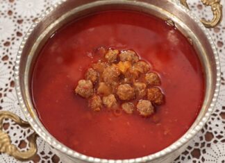 Ekşili köfte çorbası, Türk mutfağının yöresel çorbaları arasında hem lezzeti hem de besleyiciliği ile öne çıkan bir tarif olarak sofralarda yer alıyor. Özellikle İç Anadolu ve Doğu Anadolu bölgelerinde sıkça yapılan bu çorba, ekşi tadı ve küçük köfteleri ile biliniyor. Çorbanın kendine özgü aroması, yoğurt veya limon gibi ekşi unsurların uyumu ile ortaya çıkıyor. Ekşili köfte çorbası, hem ana yemek öncesi hem de hafif öğünlerde tercih edilen doyurucu bir seçenek olarak dikkat çekiyor. Konulu bir haber görseli.