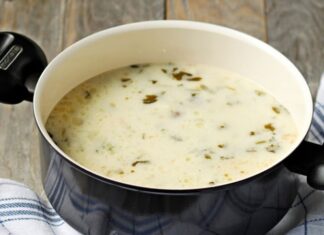 Erzurum ayran çorbası, Anadolu’nun soğuk iklimine uyum sağlamış en besleyici ve en köklü yemeklerinden biri olarak bir kez daha gündemde. Özellikle kış aylarında hem pratik hazırlanması hem de doyurucu yapısıyla dikkat çeken bu geleneksel lezzet, yöre halkının sofra kültüründe önemli bir yer tutmaya devam ediyor. Son yıllarda yerel gastronomiye artan ilgi sayesinde Erzurum ayran çorbası restoran menülerinde daha fazla görünür hale gelirken, evlerde de yeniden daha sık pişirilmeye başladı. Konulu bir haber görseli.