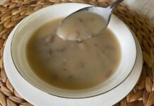 Kış aylarının etkisini göstermesiyle birlikte Türk mutfağının geleneksel lezzetlerinden biri olan et suyu çorbası, hem evlerde hem restoranlarda yeniden en çok tercih edilen tarifler arasına girdi. Besleyici yapısı, yoğun aroması ve sağlık açısından sunduğu faydalar ile dikkat çeken çorba; özellikle soğuk havalarda bağışıklığı destekleyen önemli yemeklerden biri olarak görülüyor. Uzmanlar, doğal yöntemlerle hazırlanmış et suyu çorbasının vücudu güçlendirdiğini, enerji verdiğini ve sindirim sistemini desteklediğini ifade ediyor. Bu nedenle çorba, hem yetişkinler hem de çocuklar için ideal bir seçenek olarak kabul ediliyor. Konulu bir haber görseli