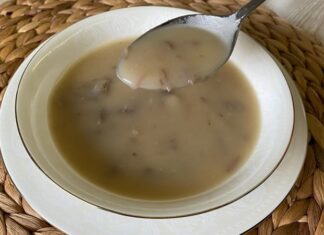 Kış aylarının etkisini göstermesiyle birlikte Türk mutfağının geleneksel lezzetlerinden biri olan et suyu çorbası, hem evlerde hem restoranlarda yeniden en çok tercih edilen tarifler arasına girdi. Besleyici yapısı, yoğun aroması ve sağlık açısından sunduğu faydalar ile dikkat çeken çorba; özellikle soğuk havalarda bağışıklığı destekleyen önemli yemeklerden biri olarak görülüyor. Uzmanlar, doğal yöntemlerle hazırlanmış et suyu çorbasının vücudu güçlendirdiğini, enerji verdiğini ve sindirim sistemini desteklediğini ifade ediyor. Bu nedenle çorba, hem yetişkinler hem de çocuklar için ideal bir seçenek olarak kabul ediliyor. Konulu bir haber görseli