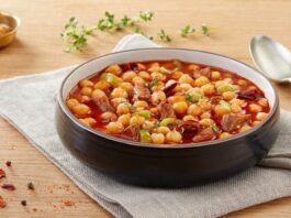 Etli Nohut Çorbası: Geleneksel Lezzetin Sağlıklı ve Doyurucu Hali Kış aylarının vazgeçilmez tariflerinden biri olan etli nohut çorbası, hem doyurucu hem de besleyici yapısıyla sofralarda öne çıkıyor. İçerdiği et ve nohut sayesinde protein ve lif açısından zengin bir öğün sunarken, farklı sebzelerle birleştiğinde hem lezzet hem de aroma açısından ideal bir seçenek hâline geliyor. Evde kolayca hazırlanabilen bu çorba, özellikle soğuk günlerde sıcak ve enerji verici bir başlangıç olarak tercih ediliyor. Konulu bir haber görseli.