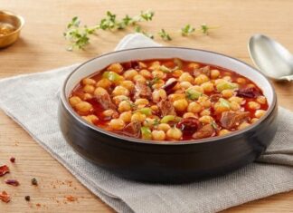 Kış aylarının vazgeçilmez tariflerinden biri olan etli nohut çorbası, hem doyurucu hem de besleyici yapısıyla sofralarda öne çıkıyor. İçerdiği et ve nohut sayesinde protein ve lif açısından zengin bir öğün sunarken, farklı sebzelerle birleştiğinde hem lezzet hem de aroma açısından ideal bir seçenek hâline geliyor. Evde kolayca hazırlanabilen bu çorba, özellikle soğuk günlerde sıcak ve enerji verici bir başlangıç olarak tercih ediliyor. Konulu bir haber görseli.