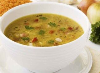 Kış aylarının vazgeçilmez yemekleri arasında yer alan etli sebze çorbası, hem besleyici hem de doyurucu yapısıyla sofraların baş tacı haline geliyor. İçerdiği et, çeşitli sebzeler ve doğal baharatlar sayesinde hem lezzetli hem de dengeli bir öğün sunuyor. Evde kolayca hazırlanabilen bu çorba, özellikle soğuk günlerde hem sıcaklık hem de enerji sağlıyor. Modern mutfaklarda da sıklıkla tercih edilen bu tarif, geleneksel tariflerden farklı olarak çeşitli sebzeler ve et çeşitleriyle zenginleştiriliyor. Konulu bir haber görseli.