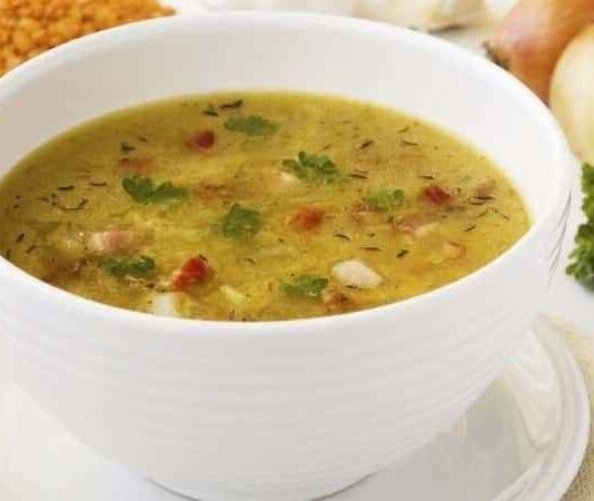 Kış aylarının vazgeçilmez yemekleri arasında yer alan etli sebze çorbası, hem besleyici hem de doyurucu yapısıyla sofraların baş tacı haline geliyor. İçerdiği et, çeşitli sebzeler ve doğal baharatlar sayesinde hem lezzetli hem de dengeli bir öğün sunuyor. Evde kolayca hazırlanabilen bu çorba, özellikle soğuk günlerde hem sıcaklık hem de enerji sağlıyor. Modern mutfaklarda da sıklıkla tercih edilen bu tarif, geleneksel tariflerden farklı olarak çeşitli sebzeler ve et çeşitleriyle zenginleştiriliyor. Konulu bir haber görseli.