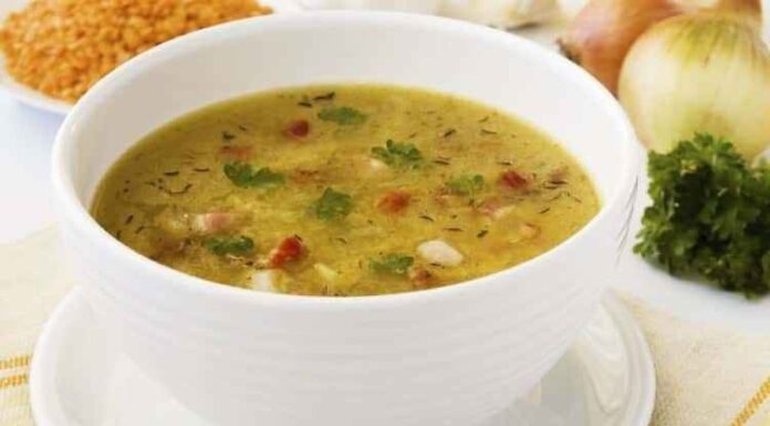 Kış aylarının vazgeçilmez yemekleri arasında yer alan etli sebze çorbası, hem besleyici hem de doyurucu yapısıyla sofraların baş tacı haline geliyor. İçerdiği et, çeşitli sebzeler ve doğal baharatlar sayesinde hem lezzetli hem de dengeli bir öğün sunuyor. Evde kolayca hazırlanabilen bu çorba, özellikle soğuk günlerde hem sıcaklık hem de enerji sağlıyor. Modern mutfaklarda da sıklıkla tercih edilen bu tarif, geleneksel tariflerden farklı olarak çeşitli sebzeler ve et çeşitleriyle zenginleştiriliyor. Konulu bir haber görseli.