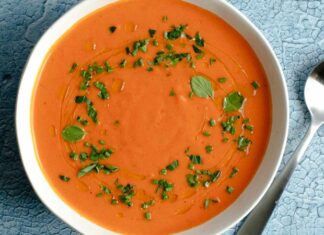 İspanya mutfağının en taze, en ferah ve en kolay hazırlanabilen lezzetlerinden biri olan Gazpacho, son yıllarda hem gastronomi dünyasında hem de sağlıklı beslenme trendlerinde yeniden dikkat çekiyor. Çiğ sebzelerin tazeliğini olduğu gibi koruyan bu soğuk çorba, özellikle yaz aylarında hem serinletici hem de besleyici bir seçenek olarak öne çıkıyor. Türkiye’de de restoran menülerine hızlı bir giriş yapan Gazpacho, düşük kalorili ve vitamin deposu içeriğiyle giderek daha fazla tercih ediliyor. Konulu bir haber görseli.
