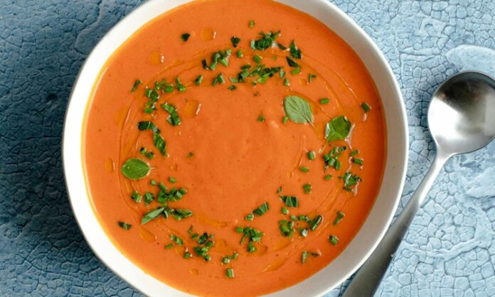 Gazpacho Yaz Sıcaklarının Serin Lezzeti Olarak Yeniden Yükselişte İspanya mutfağının en taze, en ferah ve en kolay hazırlanabilen lezzetlerinden biri olan Gazpacho, son yıllarda hem gastronomi dünyasında hem de sağlıklı beslenme trendlerinde yeniden dikkat çekiyor. Çiğ sebzelerin tazeliğini olduğu gibi koruyan bu soğuk çorba, özellikle yaz aylarında hem serinletici hem de besleyici bir seçenek olarak öne çıkıyor. Türkiye’de de restoran menülerine hızlı bir giriş yapan Gazpacho, düşük kalorili ve vitamin deposu içeriğiyle giderek daha fazla tercih ediliyor. Konulu bir haber görseli.