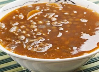 Helle çorbası, Türk mutfağının yöresel çorbaları arasında kendine özgü bir yere sahip, hem besleyici hem de doyurucu bir çorbadır. Özellikle Doğu Anadolu ve İç Anadolu bölgelerinde uzun yıllardır yapılan bu çorba, yöresel malzemelerle hazırlanarak sofralara eşsiz bir tat katıyor. Bulgur, et suyu ve çeşitli baharatlarla hazırlanan helle çorbası, hem günlük öğünlerde hem de özel günlerde sofralarda sıkça tercih ediliyor. Konulu bir haber görseli.