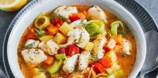 İskandinav Mutfağının Soğuk Denizlerden Gelen Sıcak Lezzeti Fish Soup İskandinav bölgesi, dünyanın en temiz ve en soğuk sularına sahip coğrafyalarından biri olarak bilinir. Bu bölgede yaşayan halkların yüzyıllar boyunca geliştirdiği mutfak alışkanlıkları da doğrudan bu iklimin etkisi altında şekillenmiştir. Bu kültürün en önemli yemeklerinden biri olan fish soup, hem pratik hazırlanış yöntemiyle hem de besleyici içeriğiyle İskandinav sofralarının vazgeçilmezlerinden biri olmaya devam ediyor. Norveç, İsveç, Finlandiya ve İzlanda gibi ülkelerde farklı türlerde hazırlanabilen bu çorba, özellikle kış aylarında sıcaklık kaynağı olarak tercih ediliyor. Günümüzde gastronomi dünyasında da yeniden popüler hâle gelen fish soup, yalnızca bir çorba olarak değil, aynı zamanda İskandinav kimliğinin bir yansıması olarak görülüyor. Konulu bir haber görseli.