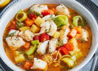 İskandinav bölgesi, dünyanın en temiz ve en soğuk sularına sahip coğrafyalarından biri olarak bilinir. Bu bölgede yaşayan halkların yüzyıllar boyunca geliştirdiği mutfak alışkanlıkları da doğrudan bu iklimin etkisi altında şekillenmiştir. Bu kültürün en önemli yemeklerinden biri olan fish soup, hem pratik hazırlanış yöntemiyle hem de besleyici içeriğiyle İskandinav sofralarının vazgeçilmezlerinden biri olmaya devam ediyor. Norveç, İsveç, Finlandiya ve İzlanda gibi ülkelerde farklı türlerde hazırlanabilen bu çorba, özellikle kış aylarında sıcaklık kaynağı olarak tercih ediliyor. Günümüzde gastronomi dünyasında da yeniden popüler hâle gelen fish soup, yalnızca bir çorba olarak değil, aynı zamanda İskandinav kimliğinin bir yansıması olarak görülüyor. Konulu bir haber görseli.