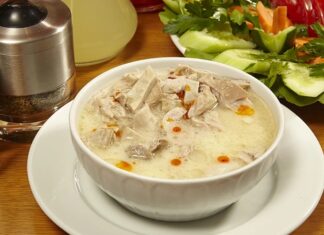 Türk mutfağının en eski ve karakteristik çorbalarından biri olan işkembe çorbası, özellikle soğuk kış günlerinde sofraların vazgeçilmez lezzeti olarak öne çıkıyor. Hem besleyici hem de enerji verici özelliğiyle bilinen bu çorba, tarih boyunca şifa amaçlı tüketilen tarifler arasında yer alıyor. Özellikle kemik ve işkembe etinden elde edilen doğal suyu ile hazırlanan çorba, protein ve vitamin açısından oldukça zengin. Uzmanlar, bağışıklık sistemini güçlendirmek ve vücudu desteklemek isteyenlerin işkembe çorbasını düzenli olarak tüketmesini öneriyor. Konulu bir haber görseli.